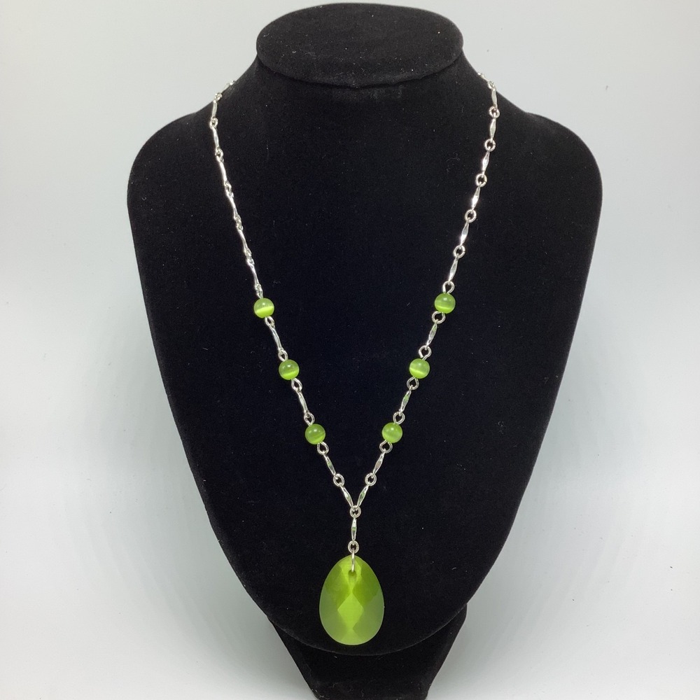 Vintage Avon‎ Nina Ricci Green Apple Cat's Eye Station 15"-18" Teardrop Pendant